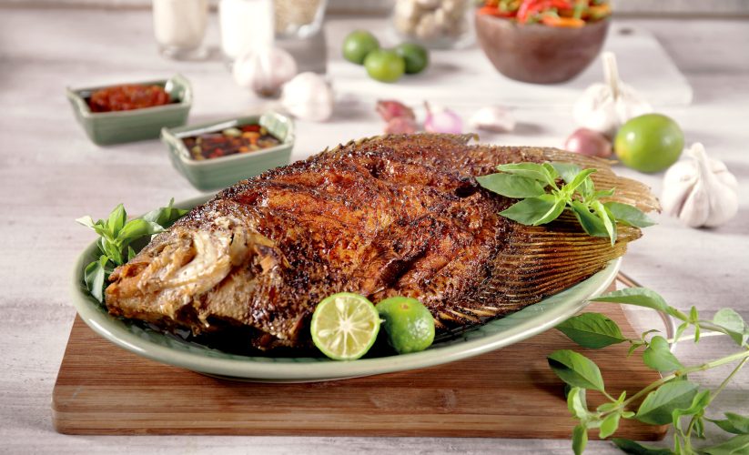 Gurame bakar dengan sambal dan lalapan dari galeri menu Ikan Bakar Cianjur
