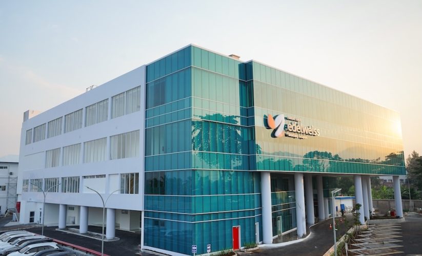 Gedung RS Edelweiss Bentang Salapan Cianjur dengan fasad kaca berwarna biru